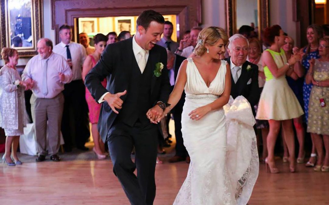 Booking Your Wedding Entertainment: 6 Top Tips To Help You Get It Right